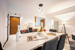 Dining - Acropolis Retreat: Stay in Style, Private parking. (Athina)