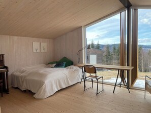 5 bedrooms, desk, iron/ironing board, WiFi