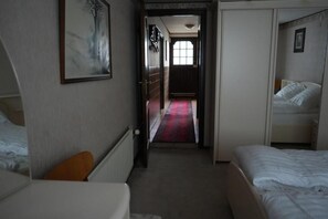1 habitación, tabla de planchar con plancha, wifi gratis y ropa de cama