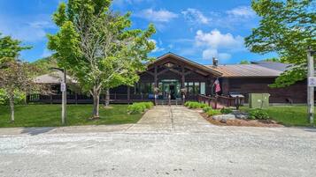 Condo, 1 cama Queen size y sofá cama (Pico Village Resort D209) | Exterior