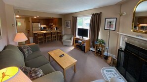 公寓客房, 1 張加大雙人床和 1 張沙發床 (Pico Village Resort D209) | 起居區