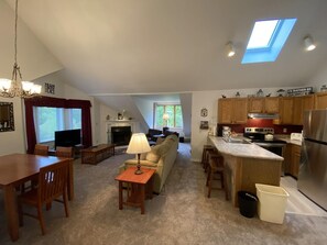 Condo, varias camas (Pico Village Resort G301) | Interior