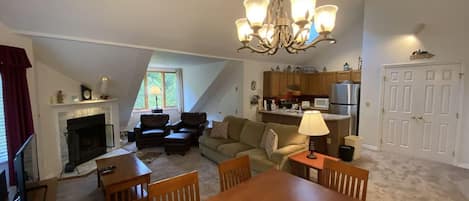 公寓客房, 多張床 (Pico Village Resort G301) | 起居區