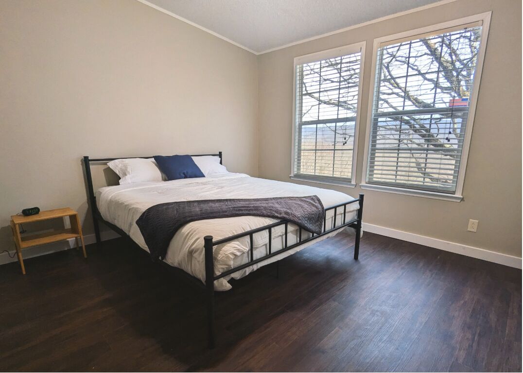 3 bedrooms, desk, iron/ironing board, travel cot