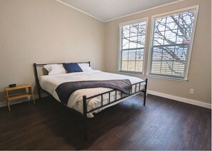 3 habitaciones, escritorio y tabla de planchar con plancha