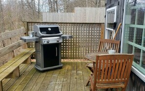 Rumah, 1 Tempat Tidur Double (Pond View Cabin) | Tempat makan outdoor