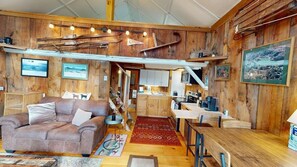 Casa, 1 cama matrimonial (Pond View Cabin) | Área de sala de estar