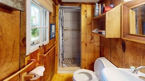 House, 1 Double Bed (Pond View Cabin) | Bathroom | Free toiletries