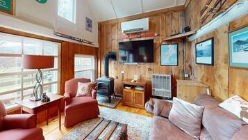 House, 1 Double Bed (Pond View Cabin) | Living area