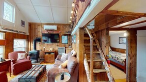 House, 1 Double Bed (Pond View Cabin) | Living area - Pond View Cabin (Rutland)