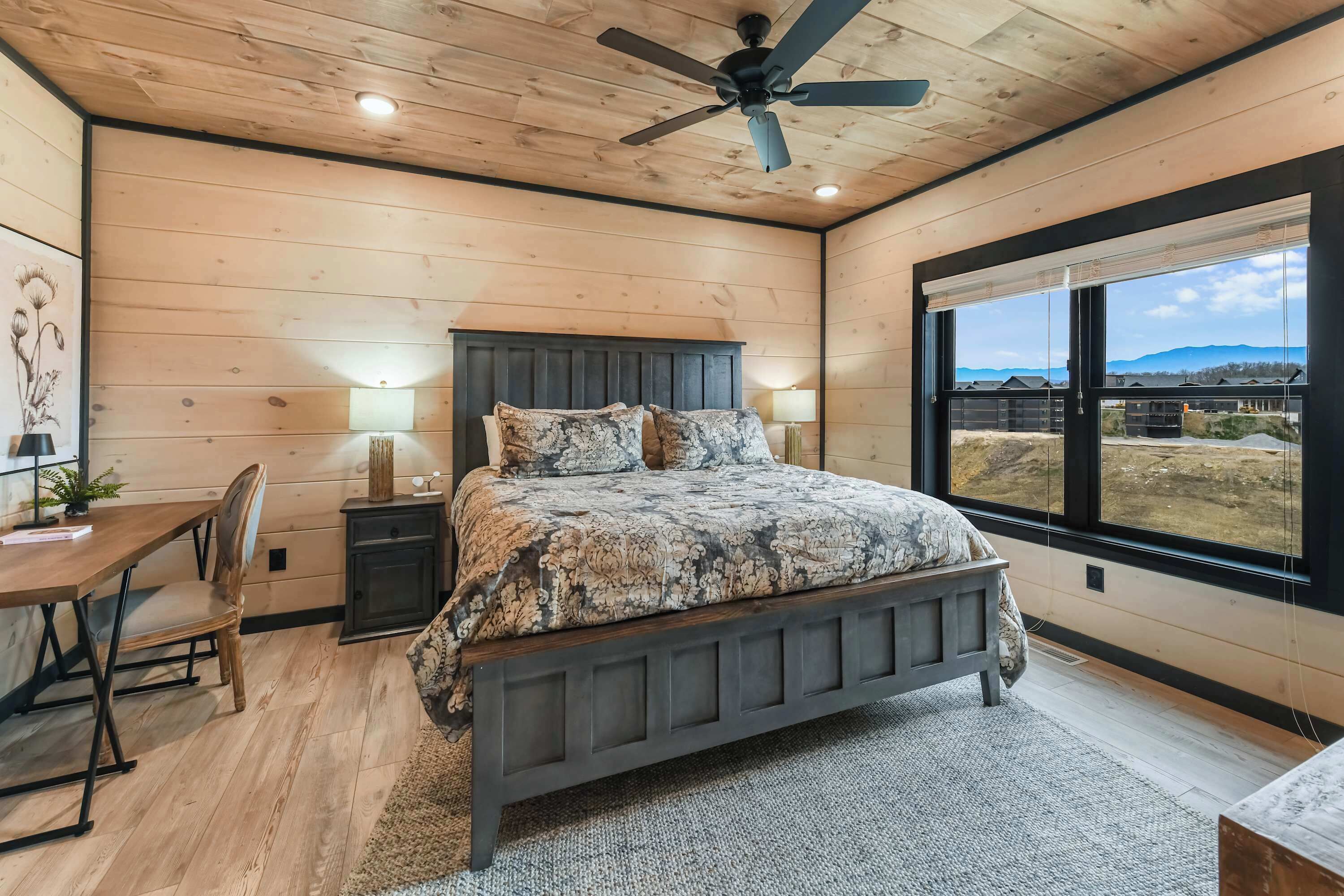 6 bedrooms, desk, iron/ironing board, travel crib