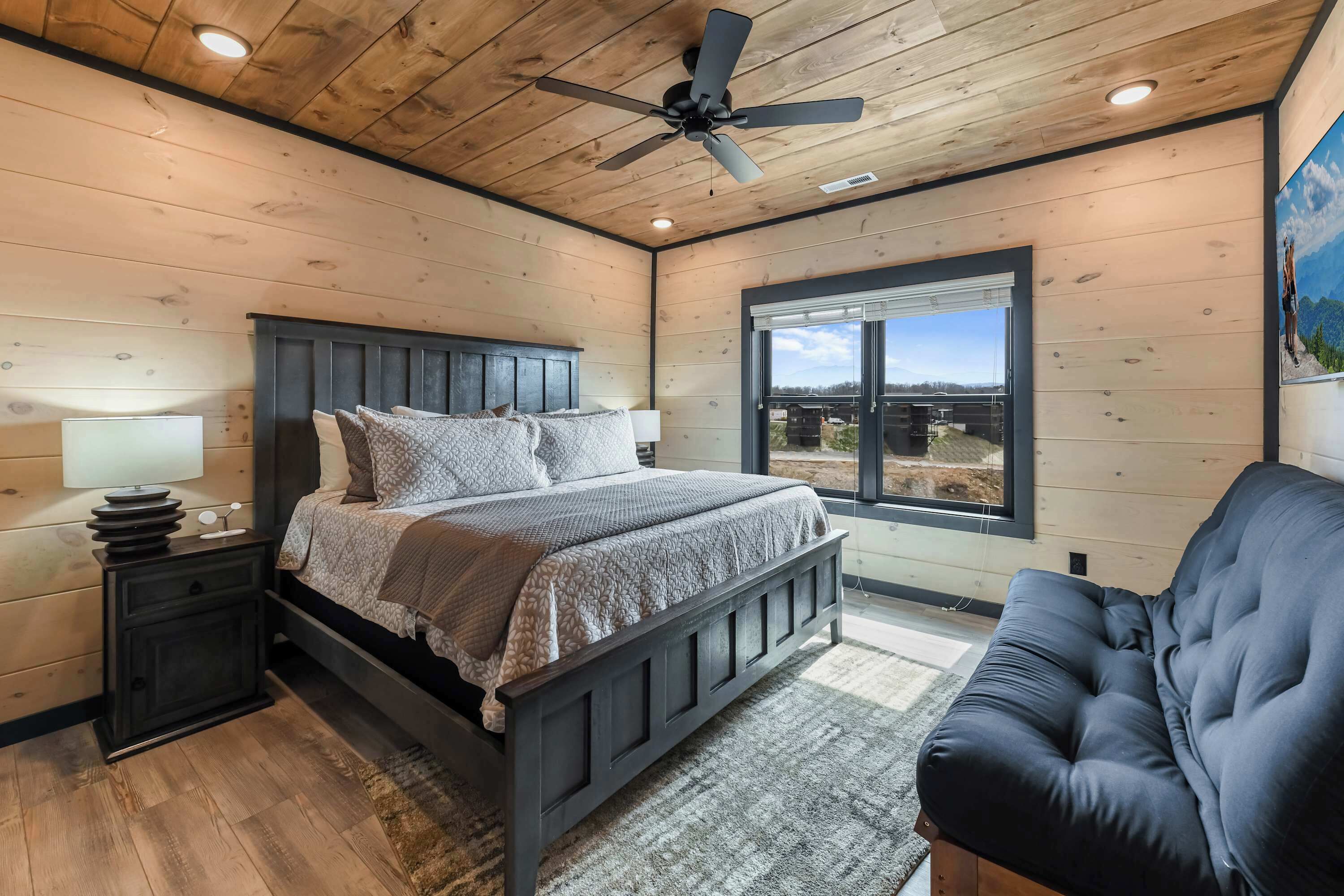 6 slaapkamers, een bureau, een strijkplank/strijkijzer, reisbedje