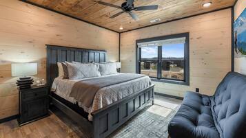 6 slaapkamers, een bureau, een strijkplank/strijkijzer, reisbedje