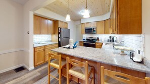 House, Multiple Beds (The Maple Leaf) | Private kitchen | Oven, toaster