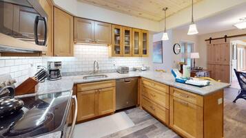 House, Multiple Beds (The Maple Leaf) | Private kitchen