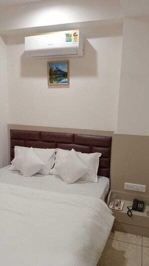 Deluxe Room - Hotel Royal (Gandhinagar)