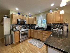 House, Multiple Beds (Harbor Hideaway) | Private kitchen | Oven, toaster - Harbor Hideaway (York)