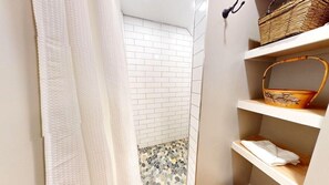 Apartamento, 1 cama de matrimonio grande (Woods Village 33) | Baño | Artículos de higiene personal gratuitos