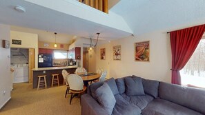 คอนโด, เต�ียงคิงไซส์ 1 เตียง (Woods Village 33) | บริเวณนั่งเล่น