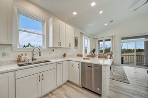 Fridge, microwave, oven, stovetop - The Suncatcher - Great Island Location! (Chincoteague Island)