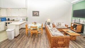 Kondominium, 1 Tempat Tidur King (Gateway Condo A25) | Area keluarga