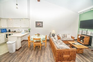 คอนโด, เตียงคิงไซส์ 1 เตียง (Gateway Condo A25) | บริเวณนั่งเล่น