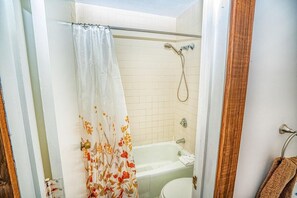 คอนโด, เตียงคิงไซส์ 1 เตียง (Gateway Condo A25) | ห้องน้ำ