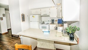 Kondominium, 1 Tempat Tidur King (Gateway Condo A25) | Dapur pribadi