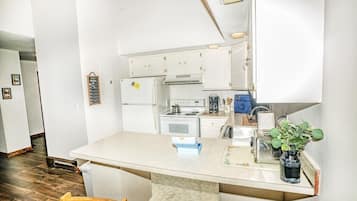 Condo, 1 King Bed (Gateway Condo A25) | Private kitchen