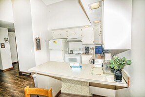 Condo, 1 King Bed (Gateway Condo A25) | Private kitchen - Gateway Condo A25 (Rutland)