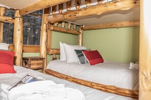 3 bedrooms - The Whimsical Chalet (Mount Holly)
