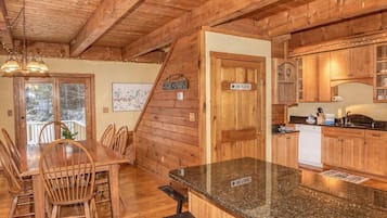 Nhà gỗ, nhiều giường (The Whimsical Chalet) | Khu ăn uống