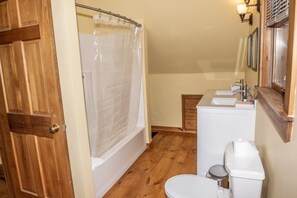 Bathroom - The Whimsical Chalet (Mount Holly)