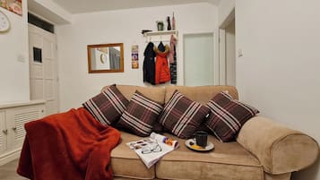 House | Ruang tamu | TV, pendiangan