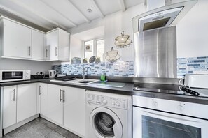 Fridge, microwave, oven, stovetop - Stunning Sea View Blue Haven in Penmaenmawr (Penmaenmawr)