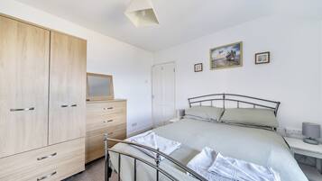 2 makuuhuonetta, silitysrauta/-lauta, ilmainen Wi-Fi, vuodevaatteet