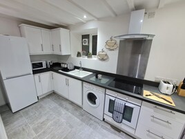 House | Private kitchen | Fridge, microwave, oven, stovetop