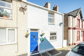 Exterior - Stunning Sea View Blue Haven in Penmaenmawr (Penmaenmawr)