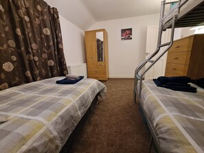 2 habitaciones, tabla de planchar con plancha y wifi gratis