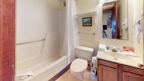 公寓客房, 多張床 (Mt Green 1-B01) | 浴室 | 免費梳洗用品