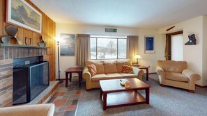 Condo, varias camas (Mt Green 1-B01) | Área de sala de estar