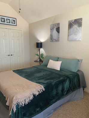 1 bedroom, desk, iron/ironing board, free WiFi - Charming Retreat Located Across from the Frisco PGA Private Bath (Little Elm)