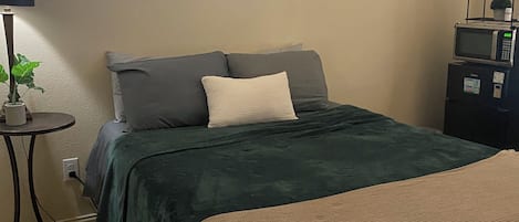 1 habitación, escritorio, tabla de planchar con plancha y wifi gratis