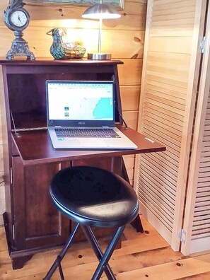 House, 1 Queen Bed (Captain's Quarters, 1.5 miles to down) | Interior