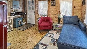 独立别墅, 1 张大床 (Captain's Quarters, 1.5 miles to down) | 起居区