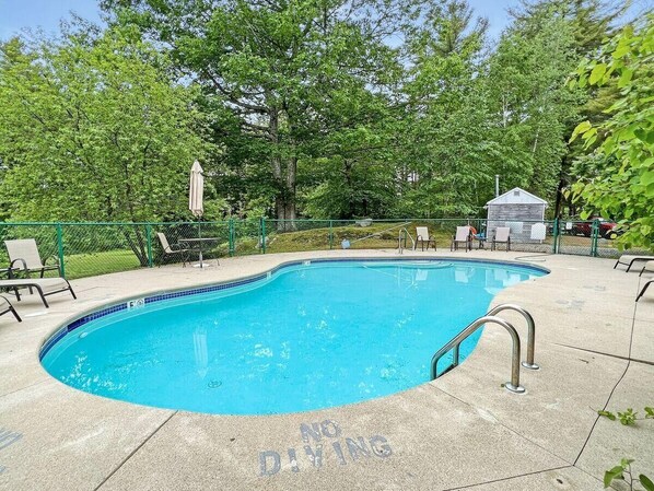 Casa, 1 cama Queen size (Captain's Quarters, 1.5 miles to down) | Alberca | Alberca al aire libre 