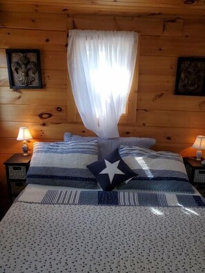 Casa, 1 cama Queen size (Captain's Quarters, 1.5 miles to down) | 1 habitación 