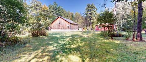 單棟房屋, 多張床 (Whispering Pines) | 住宿地面