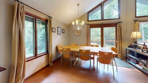 Casa, várias camas (Dean Hill Chalet) | Opções para refeição