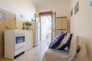 Appartement | Privékeuken | Een koelkast, een oven, een kookplaat, een espressoapparaat
